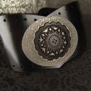 Ceinture arabesque en cuir noir boucle métal